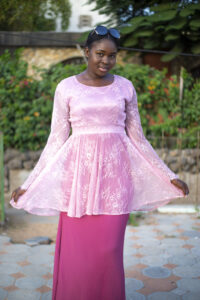 Robe dentelle et plissée rose bonbon