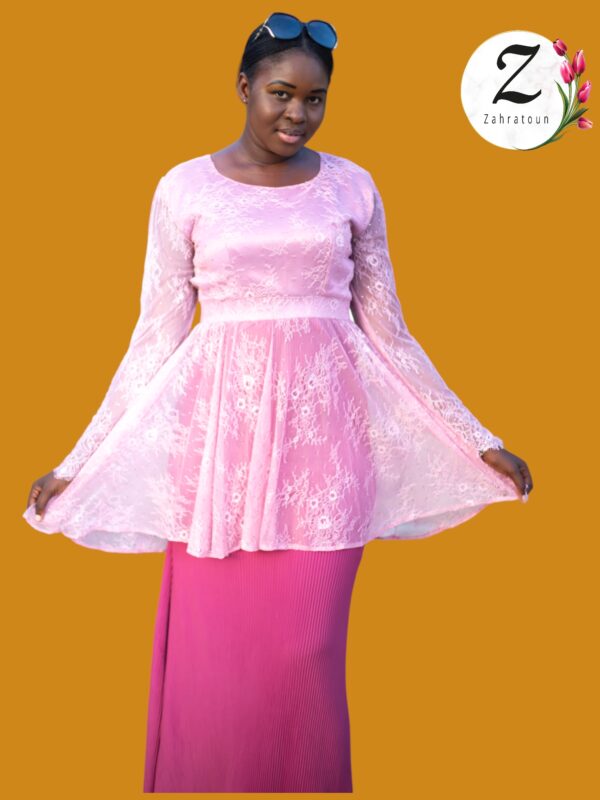 Robe dentelle et plissée rose bonbon