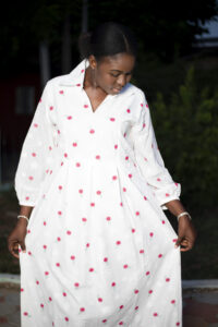 Jolie Robe Longue Brodée Beige et Rouge