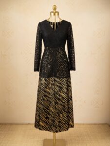 Robe longue à volant noir or