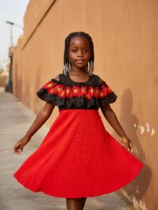 Robe rouge brodée et plissée Aïda