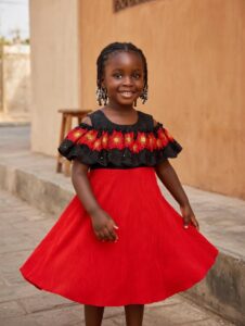 Robe rouge brodée et plissée Aïda
