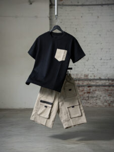 Ensemble tee-shirt noir et short cargo gris