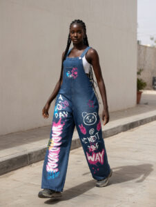 Salopette en jean à motifs colorés