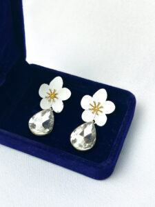 Boucles d’oreilles florales blanches