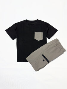 Ensemble tee-shirt noir et short cargo gris