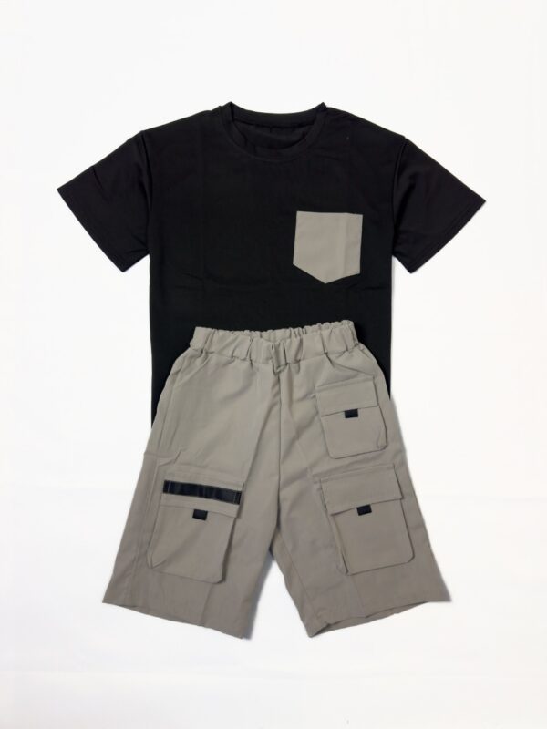 Ensemble tee-shirt noir et short cargo gris pour enfant