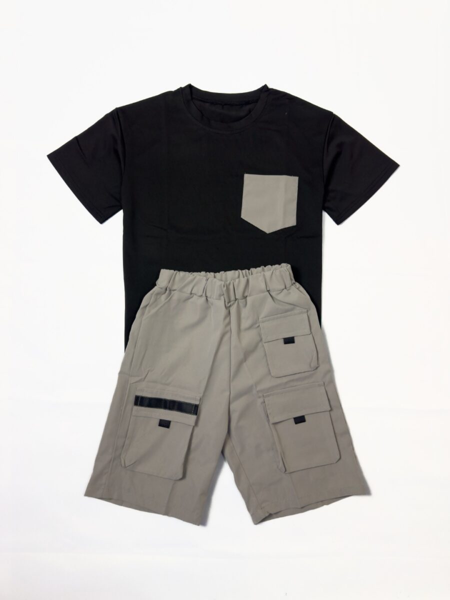 Ensemble tee-shirt noir et short cargo gris