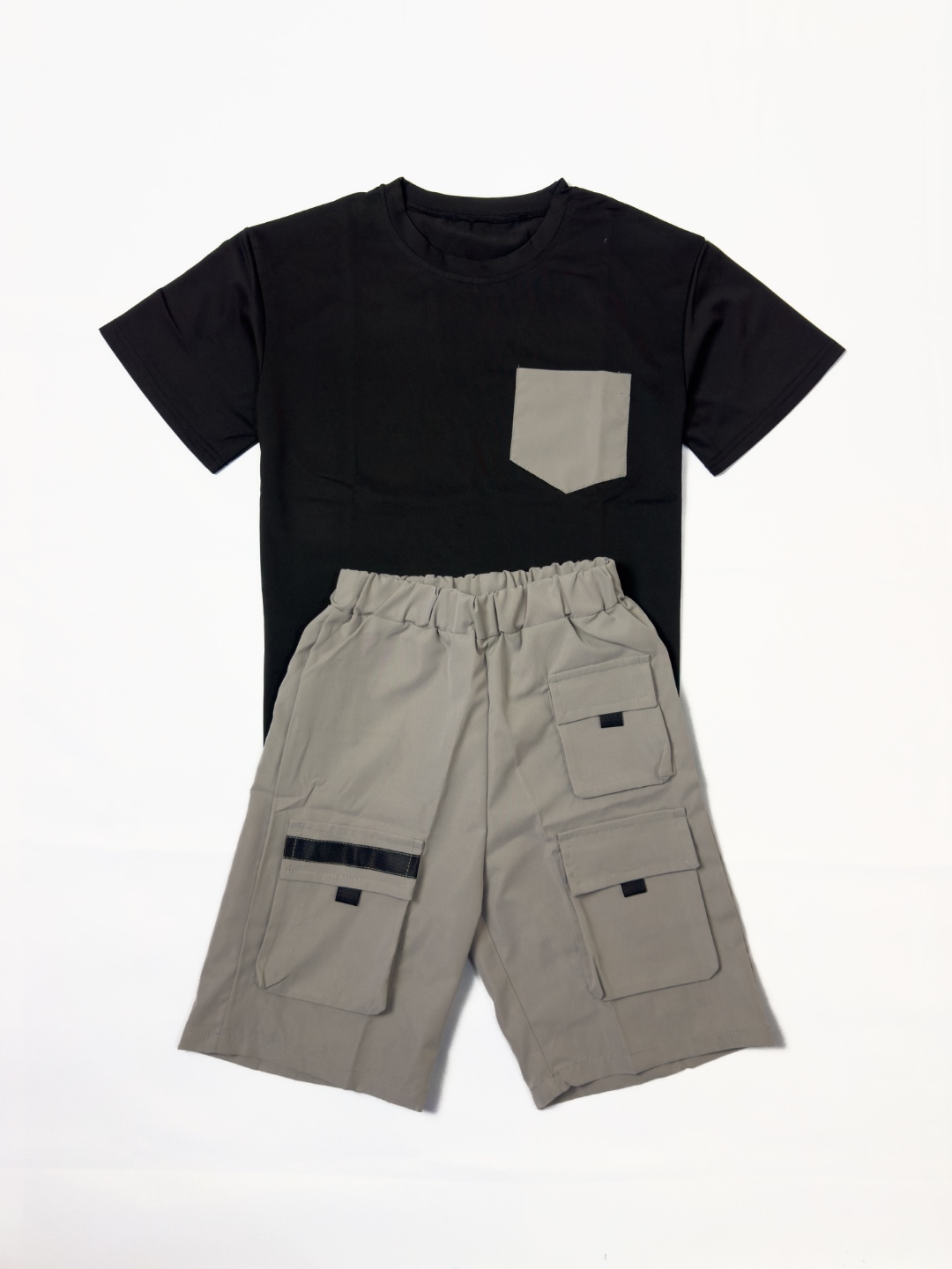Ensemble tee-shirt noir et short cargo gris pour enfant