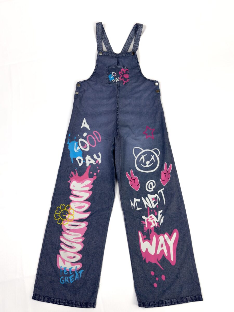 Salopette en jean à motifs colorés