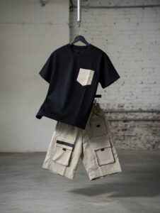 Ensemble tee-shirt noir et short cargo gris