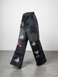 Pantalon effet jean noir à papillons